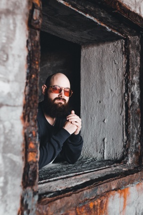 欧美光头墨镜帅哥图片